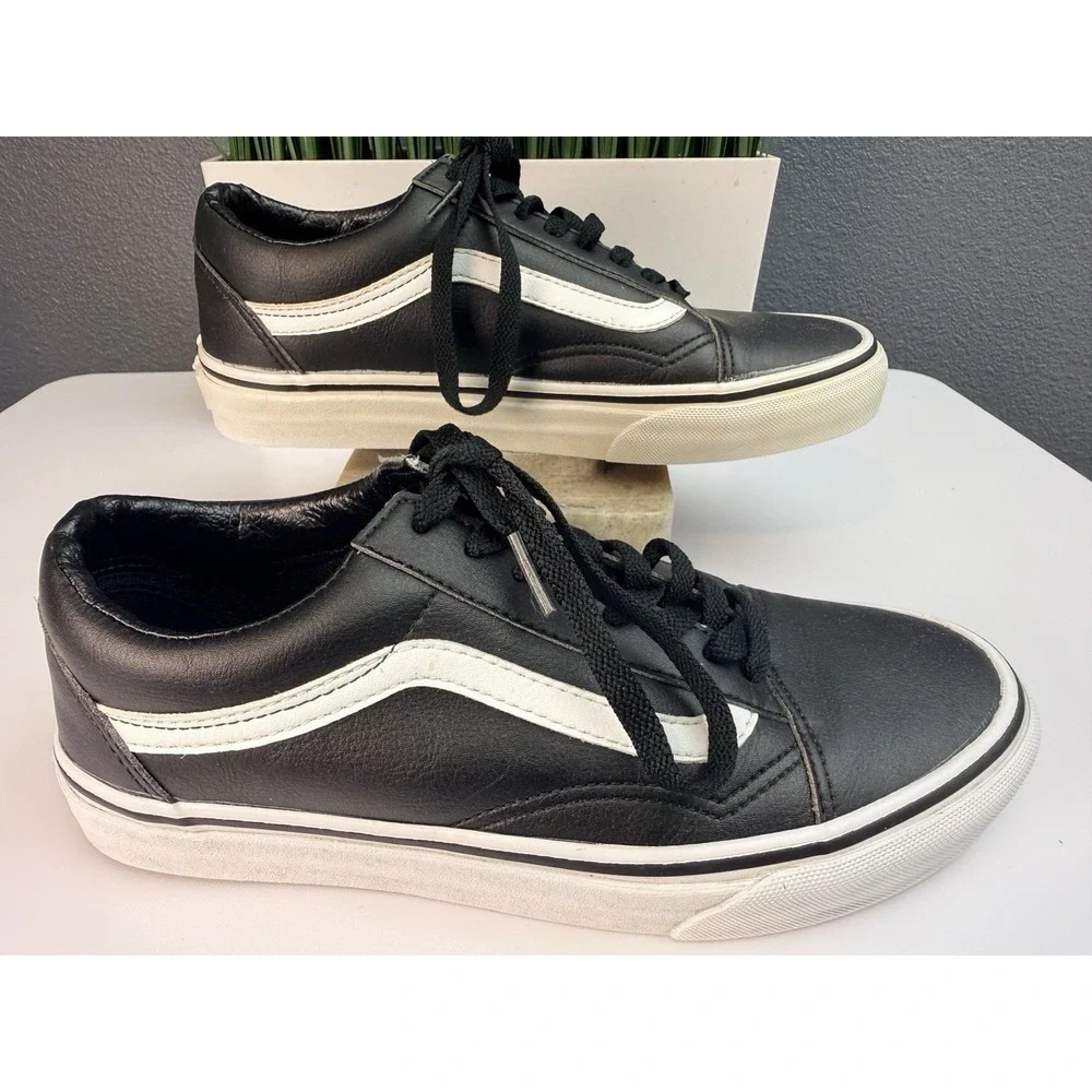 VANS Old Skool Black/White Low Top Lace-Up Men's 6.5/ Womens 8 Leather Sneakers